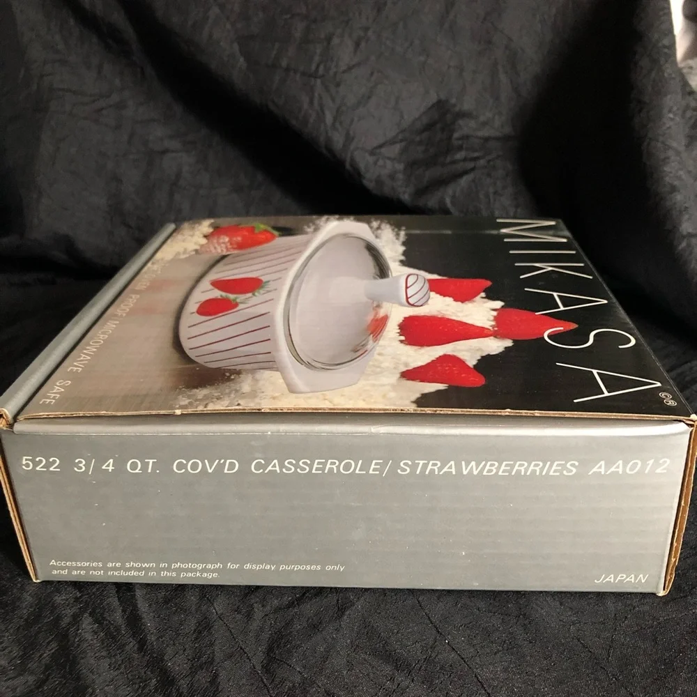 Mikasa Fire & Ice Strawberries Covered Casserole 3/4 Quart Dish